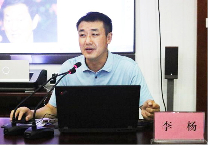 黨委委員、紀(jì)委書記、工會主席李楊對新員工進(jìn)行廉潔從業(yè)教育